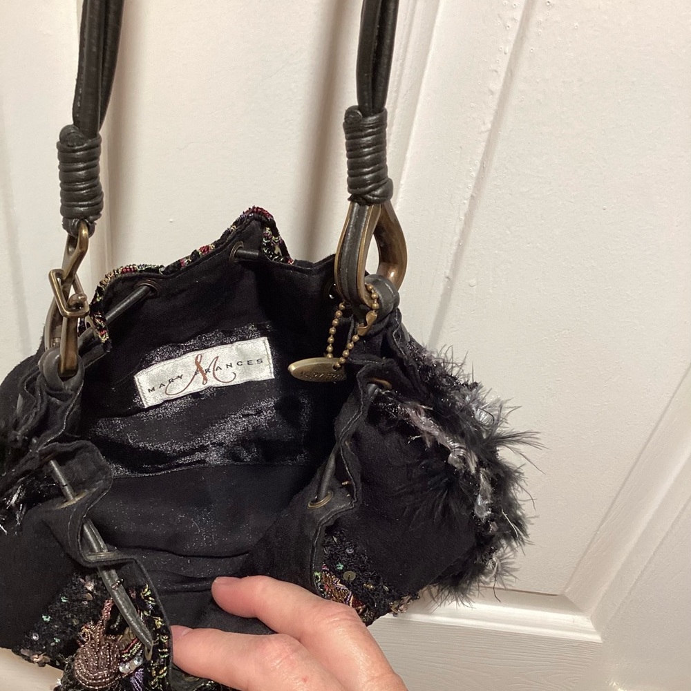 Black beaded shoulder bag with feathered Edges - Picture 5 of 9